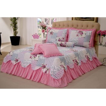 O Kit Colcha Cobreleito Belize casal king size 06 pçs Rosa é perfeito para quem busca conforto e estilo na decoração do quarto. Composto por 6 peças, incluindo colcha e porta-travesseiros, este kit oferece praticidade e beleza em um único produto. A cor rosa traz um toque delicado e romântico ao ambiente. Feito com materiais de alta qualidade, proporciona maciez e durabilidade. Ideal para camas de casal king size, este kit colcha cobreleito se encaixa perfeitamente, garantindo um visual impecável. Renove sua roupa de cama com o Kit Colcha Cobreleito Belize casal king size 06 pçs Rosa e desfrute de noites de sono tranquilas e aconchegantes.